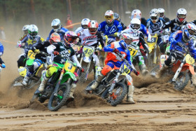 Ensimmäisen erän startti. Santtu Tiainen (6) ja Mauno Hermunen (3) ovat rintarinnan keulilla. Kuva: Jani Hovi / Xracing