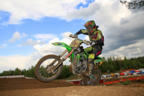 Sininen taivas ja tumman sininen taivas.