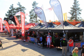 PSE Parts ja Team Brandt yhteistyössä Hyvinkään kilpailun varikolla.