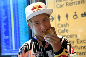 Savasteen juhlaa mestaruuden voiton jälkeen Suomessa. Kuva: Jani Hovi / Xracing