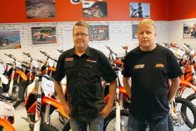 Timo (vas.) ja Teemu Niemitalo palkittiin Orimattilan vuoden yrittäjiksi. Kuva: Motopalvelu Niemitalo