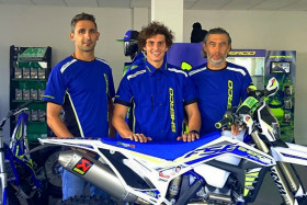 Matteo Cavallo (kesk.) siirtyy Fabrizio Azzalinin (oik.) omistamaan Sherco-tiimiin. Sopimusta oli juhlistamassa myös Shercon Jordan Curvalle. Kuva: Sherco
