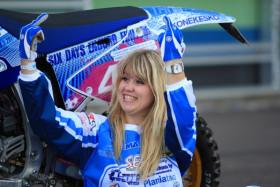 Hanna Mertsalmi esittelee uusia Yamahan hanskoja.