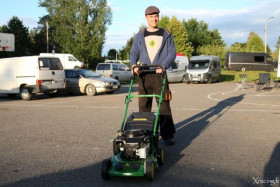 Viime vuonna Mikko Tontti talutti uuden ruohonleikkurinsa palkintojenjaosta kotiinsa.