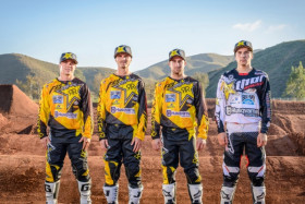 Amerikan miehet Zach Osbourne (vas.)