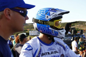 Päivän nopein suomalainen Paavo Honkanen tähyää seuraavaa maastokoetta Marko Tarkkalan valvovan silmän alla. Kuva: Cilla Stenbäck