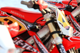 SE-Teamin Hondat varastivat huomion varikolla.