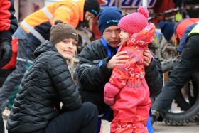 Avovaimo Satu ja tytär Iida saapuivat kannustamaan syntymäpäiväsankaria Juustoportin huoltotauolle. Kuva: Jani Hovi / Xracing