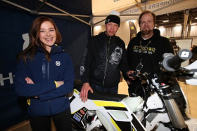 Husqvarnan Maria Sorvalia ja Rockstarin Derek Werner luovuttivat uuden Husqvarna FE 350 -enduronpyörän Pasi Rahkoselle. Kuva: Jani Hovi