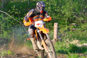 Endurokoulun oppilaat saavat tuntumaan oikeaan ajamiseen harjoituksissa ja leireillä. Kuva: Timo Savolainen