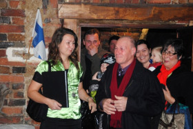 Manu liikuttui juhlayleisön edessä