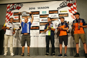 Remes esittelee uutta vyötään. Kuva: EnduroGP