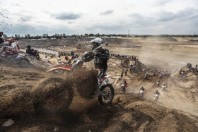 Hiekka ja pyörät lentävät jälleen 111 Megawattissa. Kuva: Red Bull
