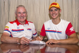 Roger Harvey (vas.) ja Tim Gajser allekirjoittivat sopimuksen tänään. Kuva: Honda