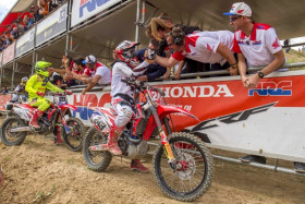 Tim Gajserin (243) ja Gautier Paulinin riemua Espanjan toisen erän jälkeen. Kuva: Honda