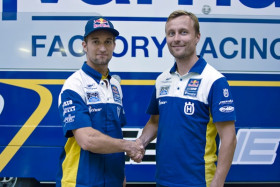 Max Nagl ja tiimipäällikkö Antti Pyrhönen puristamassa kättä. Kuva: Husqvarna
