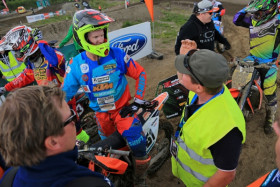Kilpailun järjestäjät kertomassa Aki Manniselle erän jälkeen hänen rangaistuksestaan. Kuva: Jani Hovi / Xracing
