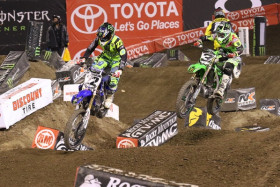 Eli Tomac (3) sai Chad Reed (22) kiinni aivan finaalin lopussa