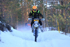 Antti Hellsten lähestyy kovaa vauhtia Eemil Pohjolaa. Kuva: Jani Hovi / Xracing