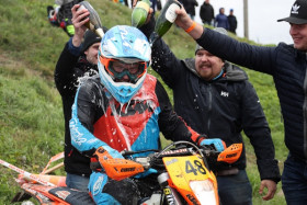 Aleksi Jukola juhli mestaruutta Vantaalla. Kuva: Jani Hovi / Xracing