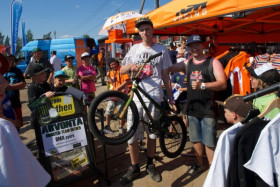 Pyörän Sami Koivuniemelle luovutti Erno Örthen.