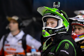 Aktiiviuransa jo lopettanut Ryan Villopoto hyppää kaksitahtisen pyörän selkään. Kuva: Simon Cudby