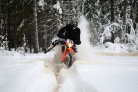 Kaukana ovat nämä viime talven Mäntsälän lumiset maisemat.