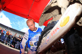 Juha Salminen päivän päättäneessä huollossa.