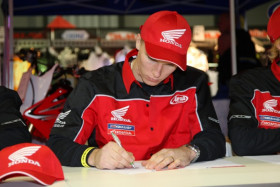 Santtu Tiainen allekirjoitti sopimuksen Hondan kanssa Tampereen supercrosstapahtumassa.