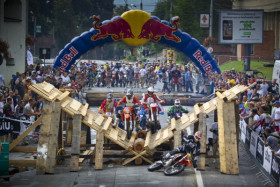 Viime vuoden prologilla oli jälleen perinteisesti ohjelmaa. Kuva: Redbullromaniacs