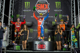 Ryan Dungey (kesk.) ajoi voittoon Veltins Areenalla. Kuva: Ray Archer