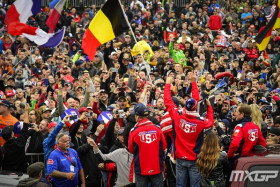 Kotijoukkue yleisön edessä esittelyssä. Kuva: MXGP