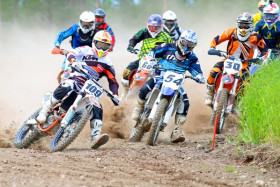 Miika Latvala (109) ja Janne Jurvelin (54) olivat kärjessä MXB -luokan startin jälkeen. Kuva: Marko Vihriä