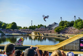 Tapahtuma keräsi katsomot täyteen yleisöä. Kuva: Red Bull Content Pool