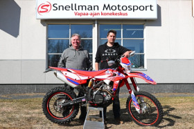 Harry (vas.) ja Kristian Snellman lupaavat asiakkaille parempaa palvelua. Kuva: Jani Hovi / Xracing
