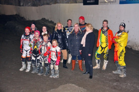 Kuvassa TSMU:n kuljettajia sekä vasemmalta naiset Tuija Hyytiä