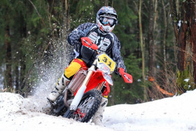 Jari Mattila ajoi ylivoimaiseen voittoon uudella 450 -kuutoisella Hondallaan.