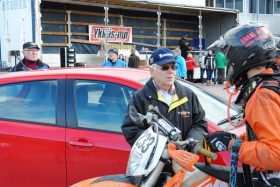Takavuosien enduro- ja rallikuljettaja Pertti "Konsta" Kärhä on antanut nimensä Mäntsälän legendaariselle endurokilpailulle. Kuva viime vuoden kilpailusta. Päijänneajon legenda Pertti Kärhä kyselee kilpailijoiden yhdyshenkilön ominaisuudessa maalissa kuulumisia Mensin Toni Moilaselta.