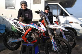 Motopalvelun junior-kuljettajat  Joakim ja Kasimir Hinderrson ovat ajaneet aktiivisesti talven aikana Belgiassa ja Hollannissa. Kuva: SEC-Construction & FinnMX tiedotus