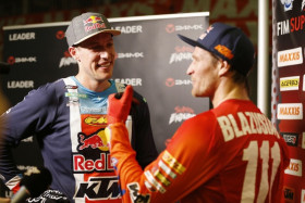 Cody Webb (vas.) otti taistelun jälkeen SuperEnduron maailmanmestaruuden itselleen Ruotsissa. Kuva: Future7media