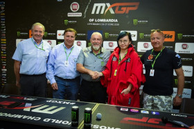 Guiseppe Luongo ja Ashley Zeak Yutt Sauk kättelivät uuden sopimuksen tiimoilta. Kuva: MXGP
