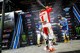 Zach Osborne juhli voittoa kauden avauskisassa. Kuva: Simon Cudby