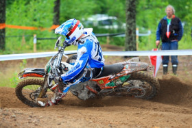 Kimmo Hurrin menoa ennen kaatumista.