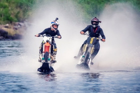 Naantalin venemessuilla yritetään moottoripyörällä veden päällä ajon nopeusennätystä Guinnessin ennätystenkirjaan. Motocross-pyörien selässä nähdään extreme-tähdet Lauri Keränen ja Matias Kivisaari.  Kuva: Mika Ala-Vesa
