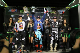 450SX-luokan podium. Marvin Musquin (vas.) otti uransa ensimmäisen palkintokorokepaikan isosta luokasta. Ryan Dungey ajoi puolestaan kolmanteen peräkkäiseen voittoon