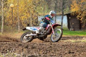 Pikkunelari istuu mainiosti Mellinin käteen.