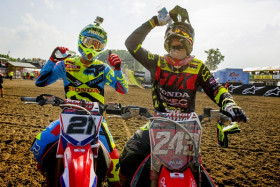 Tim Gajser (oik.) jatkoi hallintaansa MXGP-luokassa. Gautier Paulin täydensi Hondan menestystä ajamalla toiseksi. Kuva: Honda