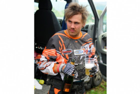 Tuore euroopanmestari kuohujuoman parissa.