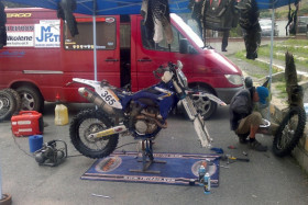 Päivän päätteeksi Porvarin pyörään vaihdettiin uudet renkaat viimeistä kisapäivää varten.