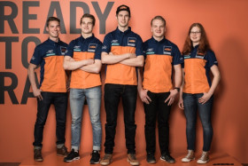 Kimmo Hurri (vas.) vastaa KTM-endurotiimistä. Tiimissä ajavat Lari Jukola
